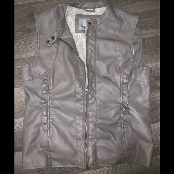 VANITY LACED VEST - Picture 1 of 5